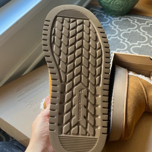 Koolaburra Tan Boots with Cream Fur - Picture 3 of 6